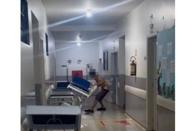 Após atendimento médico, ele teve crise, causou danos e foi preso