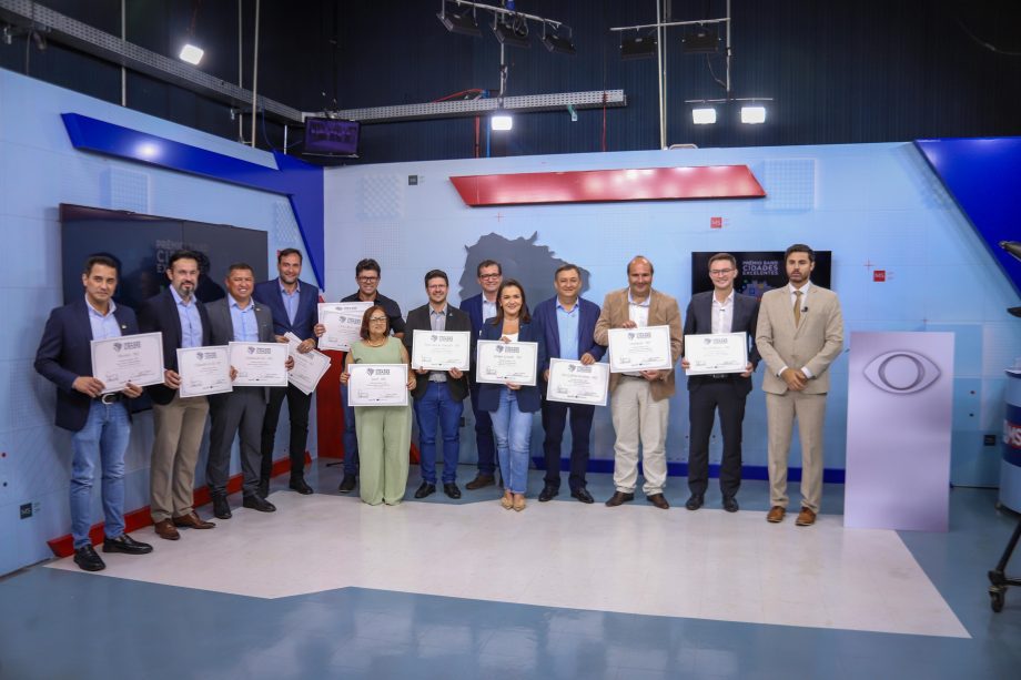 Prefeito Sacuno e colegas durante premiação.