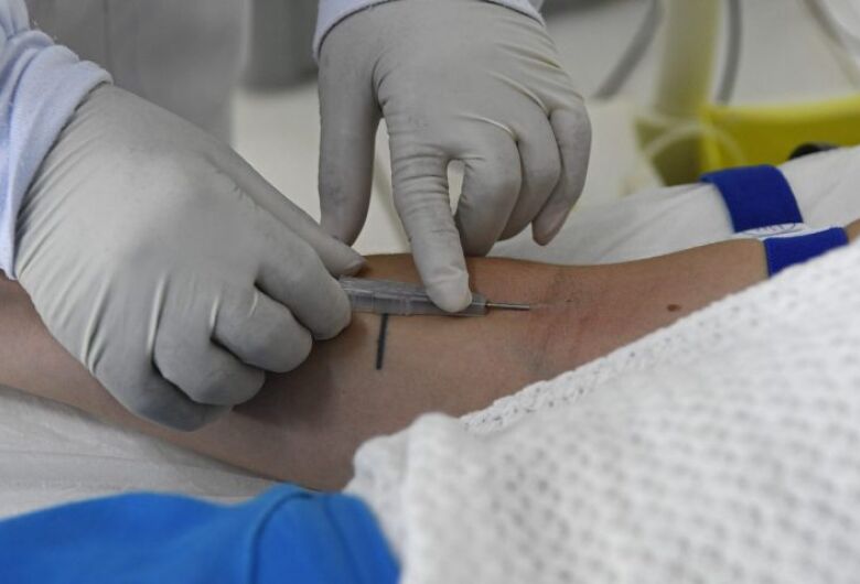 Em situações de risco ocupacional, a SES orienta o uso de equipamentos de proteção individual, como máscaras PFF3, luvas, avental e óculos de proteção.