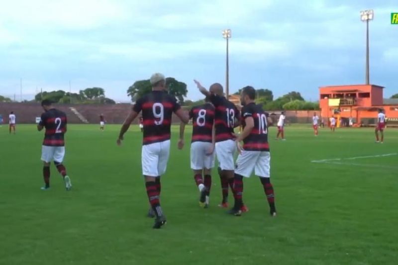 Jogadores do Águia negra comemoram gol de Wesley (8), que abriu o placar em Rio Brilhante (Reprodução: Canal FairPlay TV/YouTube)